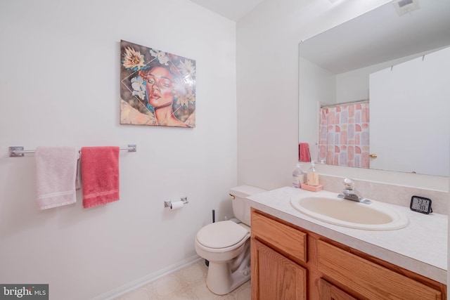 full bath featuring baseboards, visible vents, a shower with shower curtain, toilet, and vanity