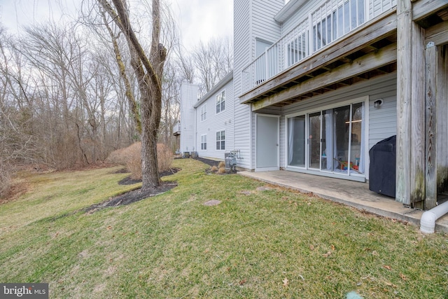 view of yard with a patio area