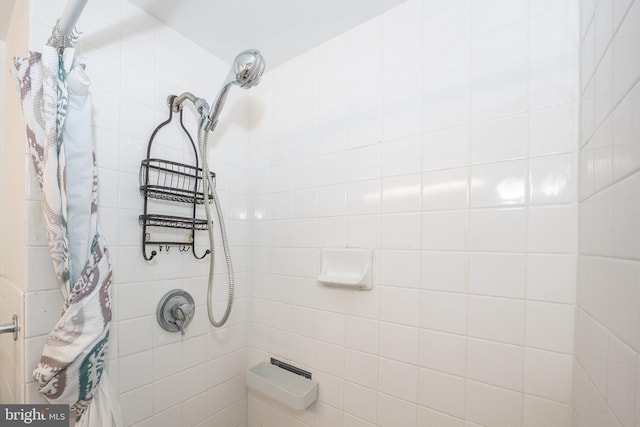 full bath with tiled shower