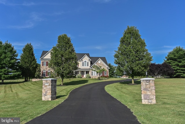 view of front of home featuring a front yard