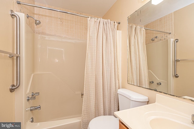 full bath with shower / tub combo with curtain, vanity, and toilet