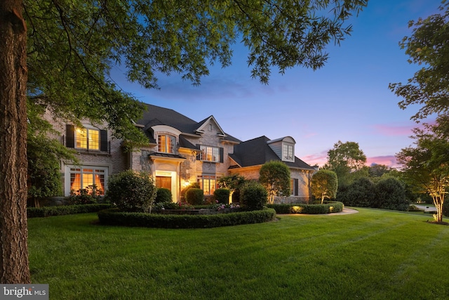 view of front of house featuring a front lawn