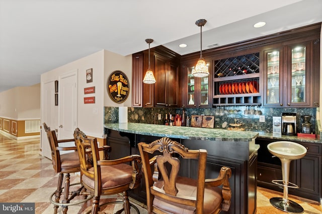 bar with visible vents, decorative backsplash, decorative light fixtures, wet bar, and recessed lighting