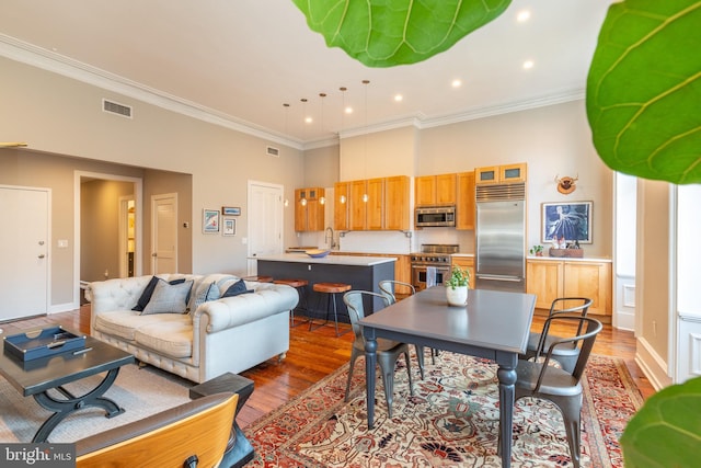 living room featuring visible vents, dark wood-style flooring, and crown molding