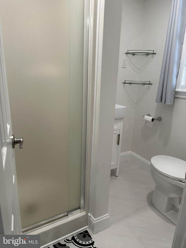 full bath featuring a shower stall, toilet, and baseboards