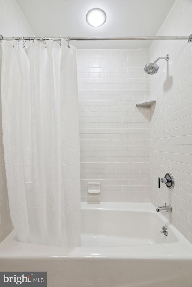 full bath with shower / tub combo