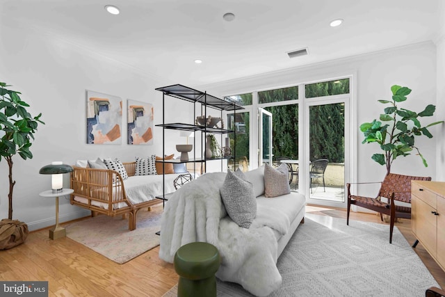 living area featuring recessed lighting, visible vents, crown molding, and wood finished floors