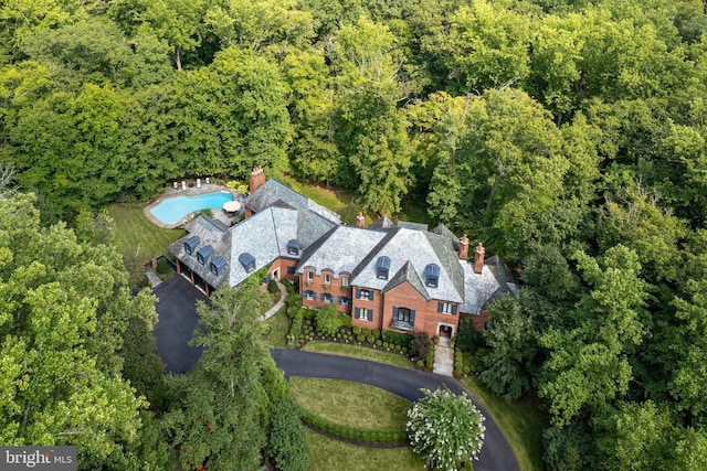 birds eye view of property featuring a wooded view