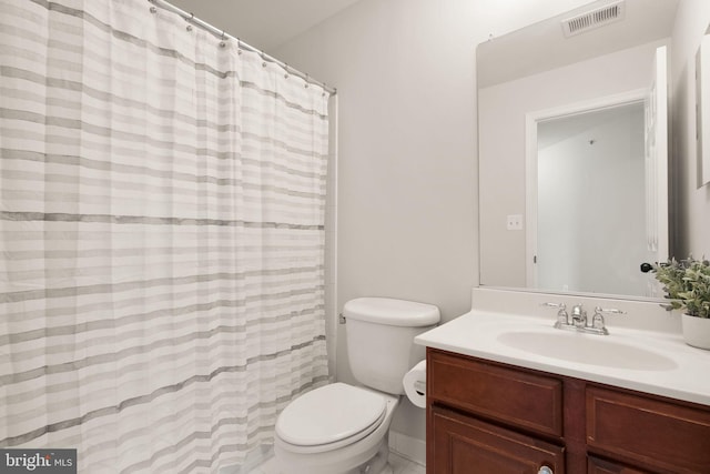 bathroom featuring toilet, a shower with shower curtain, vanity, and visible vents