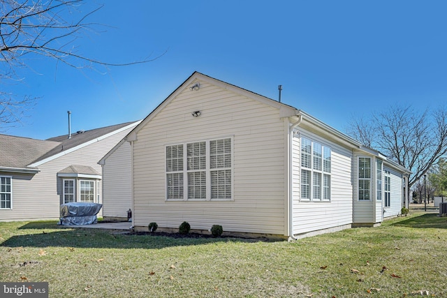 view of side of property featuring a yard