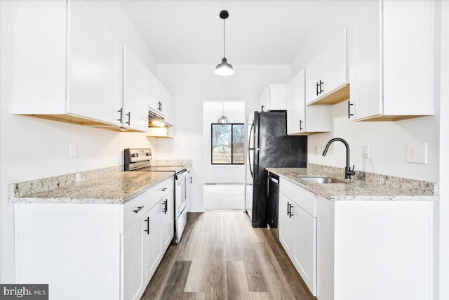 kitchen featuring electric range, a sink, under cabinet range hood, wood finished floors, and white cabinets