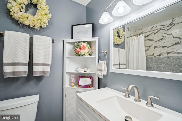 bathroom with a shower with shower curtain, vanity, and toilet