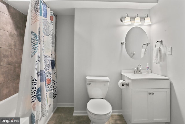 full bathroom featuring toilet, shower / tub combo, baseboards, and vanity