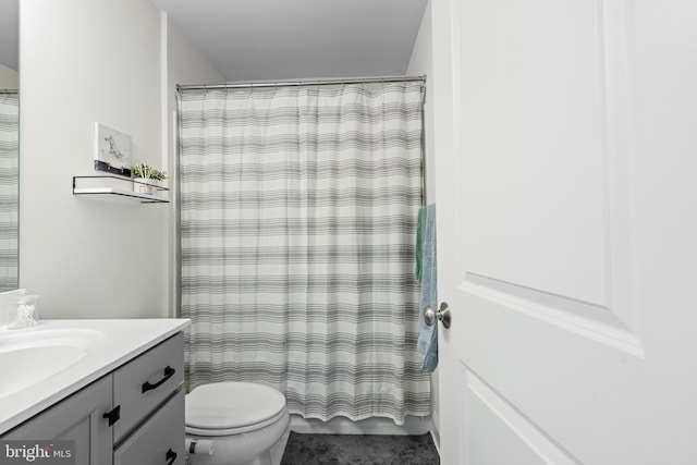 full bath with a shower with shower curtain, vanity, and toilet