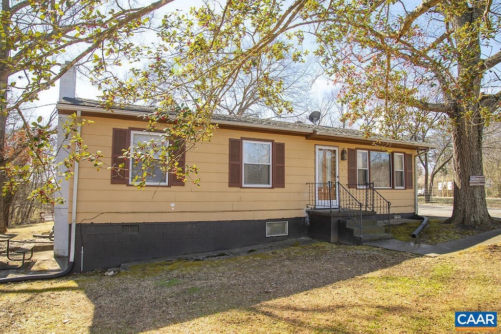 view of front of house featuring a front yard