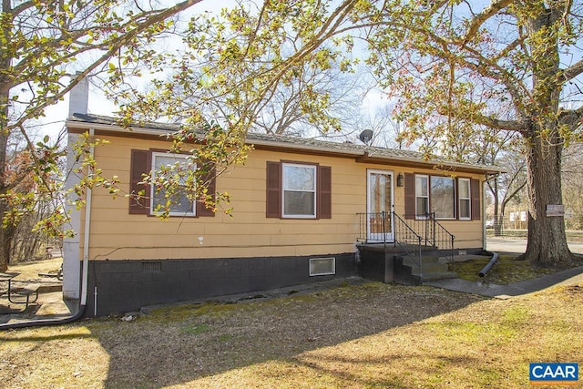 view of front of house featuring a front yard