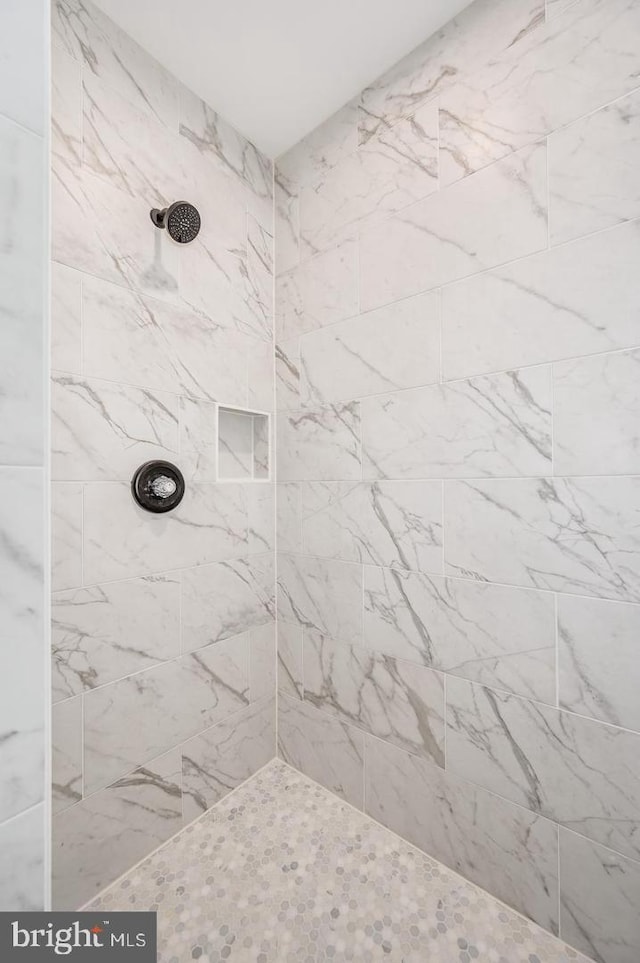 bathroom featuring a tile shower