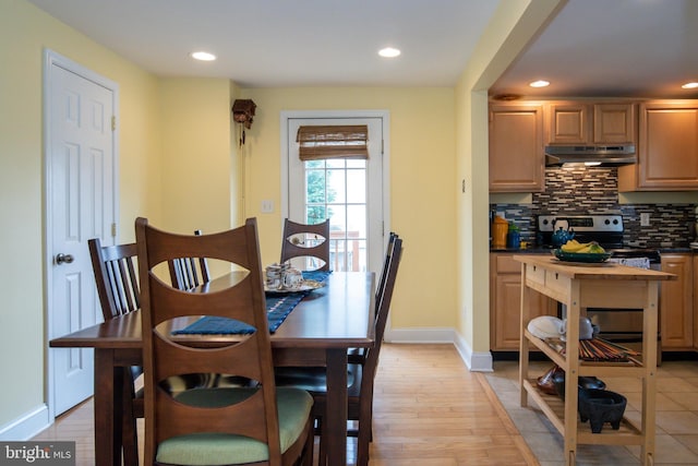 dining room featuring light wood-style floors, recessed lighting, and baseboards