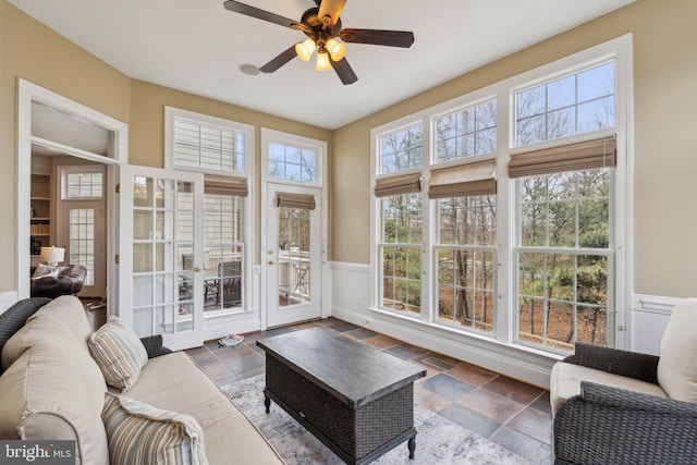 sunroom featuring visible vents and a ceiling fan