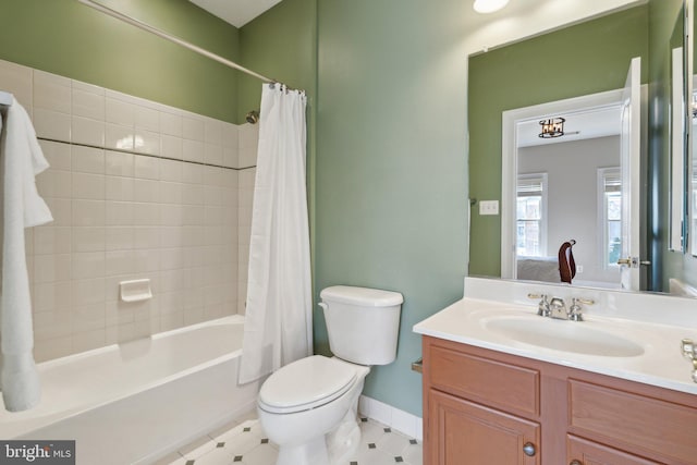 full bathroom featuring toilet, shower / bath combo with shower curtain, ensuite bathroom, vanity, and baseboards