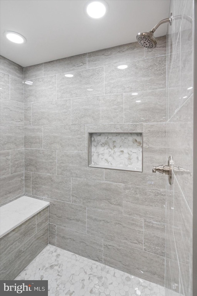 bathroom featuring a tile shower