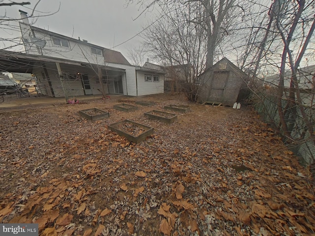 view of yard with an outdoor structure