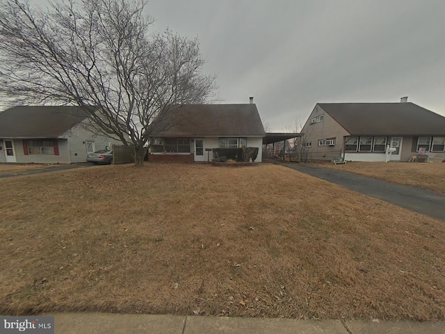 view of front of house featuring driveway and a front yard