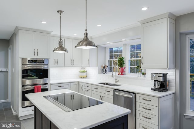 kitchen featuring tasteful backsplash, a kitchen island, stainless steel appliances, and a sink