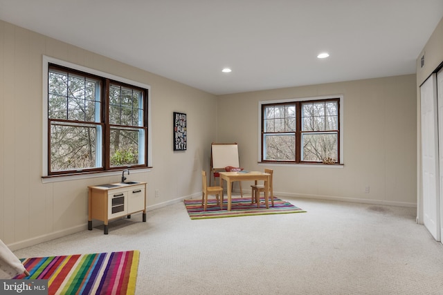 living area featuring baseboards, carpet floors, visible vents, and recessed lighting