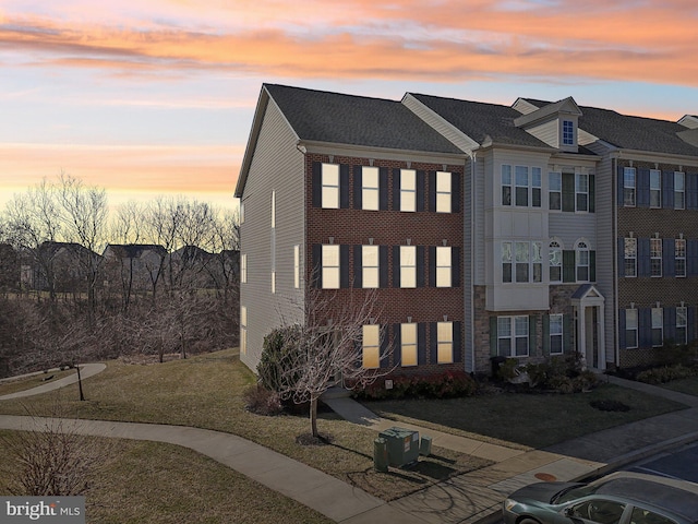 view of front facade featuring a front lawn