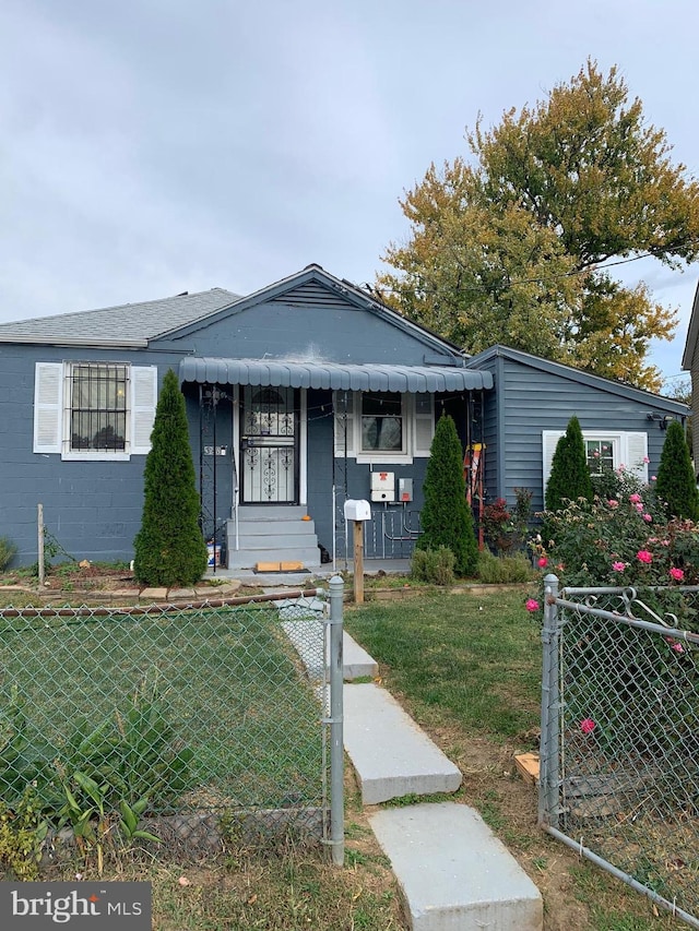 view of front of house featuring a front lawn and fence