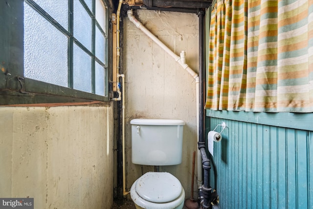 bathroom featuring toilet