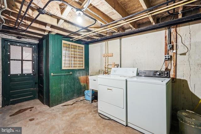 washroom with laundry area and independent washer and dryer