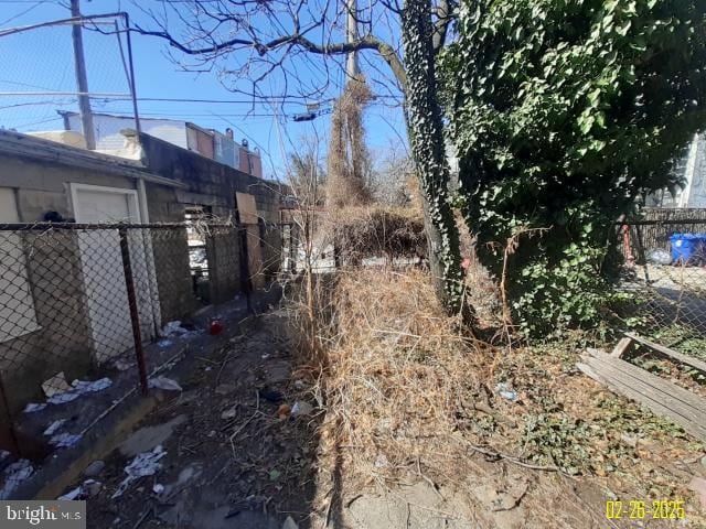 view of yard featuring fence