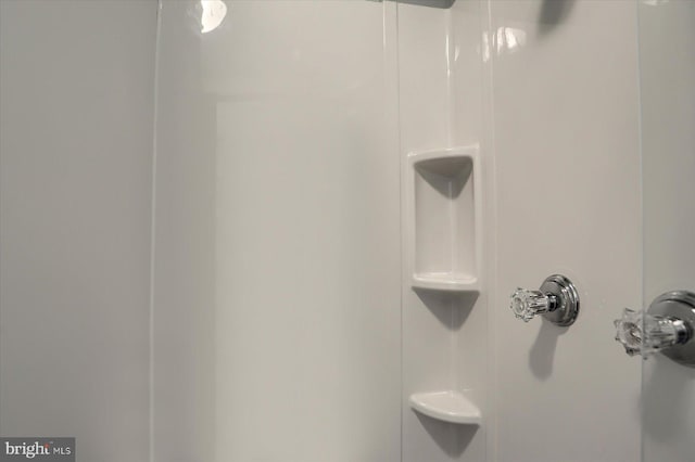full bathroom featuring a shower