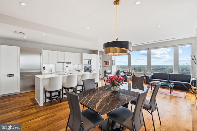 dining space featuring visible vents, wood finished floors, and recessed lighting