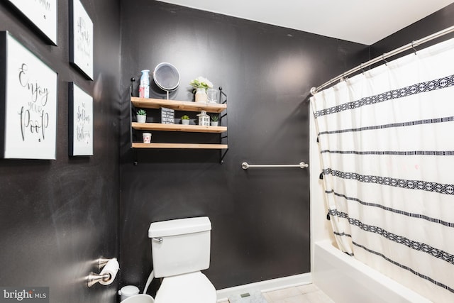 full bath featuring shower / tub combo, baseboards, toilet, and tile patterned floors