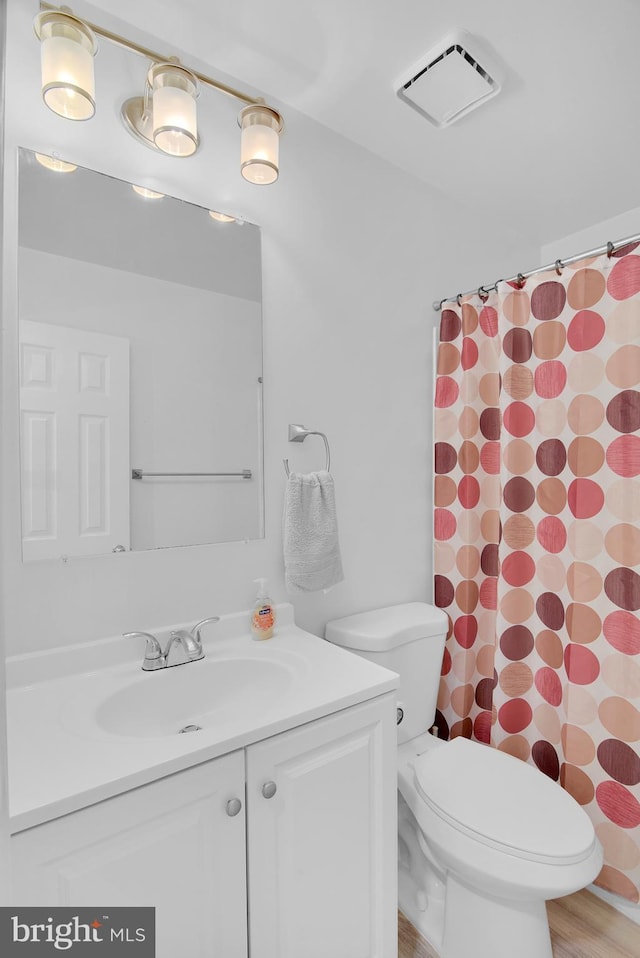 full bathroom with curtained shower, visible vents, vanity, and toilet