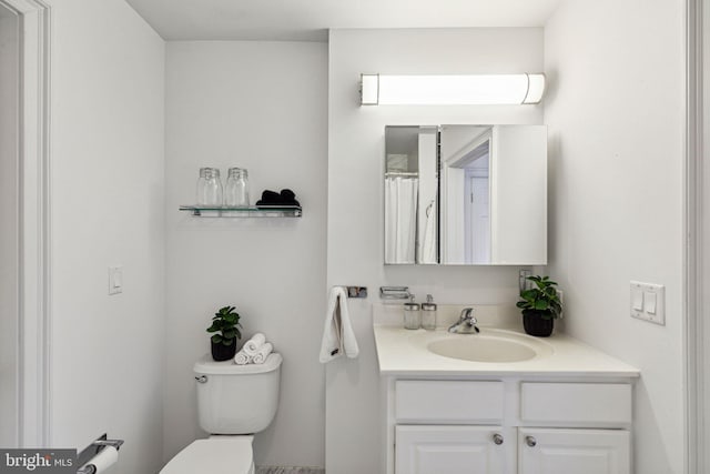 full bathroom featuring vanity, a shower with shower curtain, and toilet