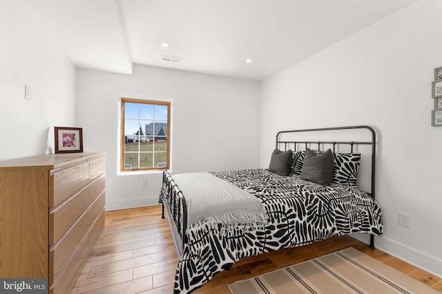 bedroom featuring light wood-style floors, baseboards, visible vents, and recessed lighting