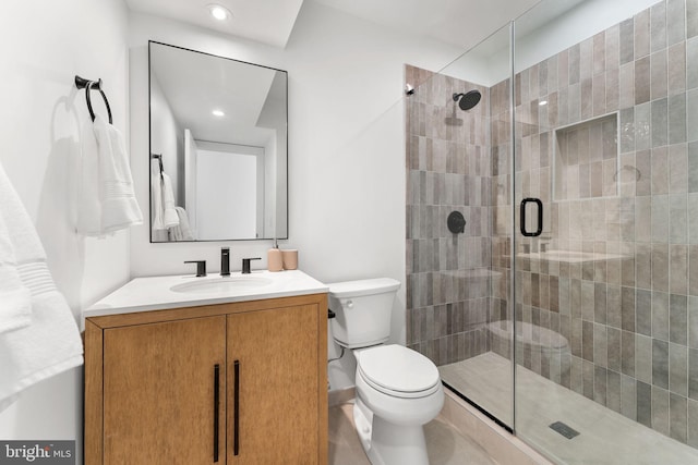 full bath with toilet, recessed lighting, a tile shower, and vanity