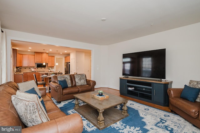 living area featuring light wood finished floors, recessed lighting, and baseboards