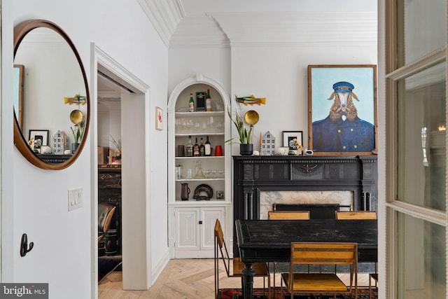 922 Clinton St, Philadelphia, PA 19107 - dining space with ornamental molding and built in shelves