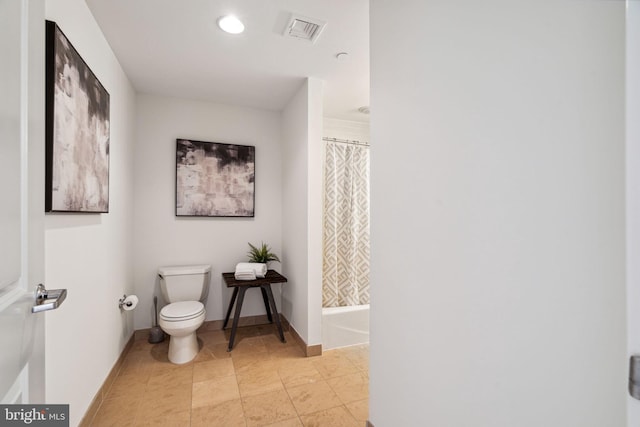 bathroom featuring shower / bath combo, baseboards, visible vents, toilet, and recessed lighting