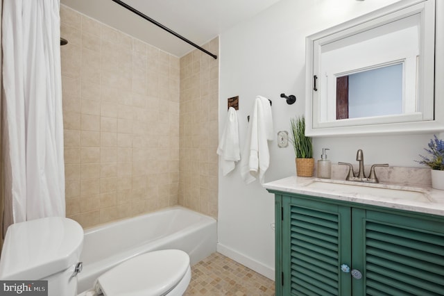 full bath with baseboards, shower / bathtub combination with curtain, toilet, and vanity