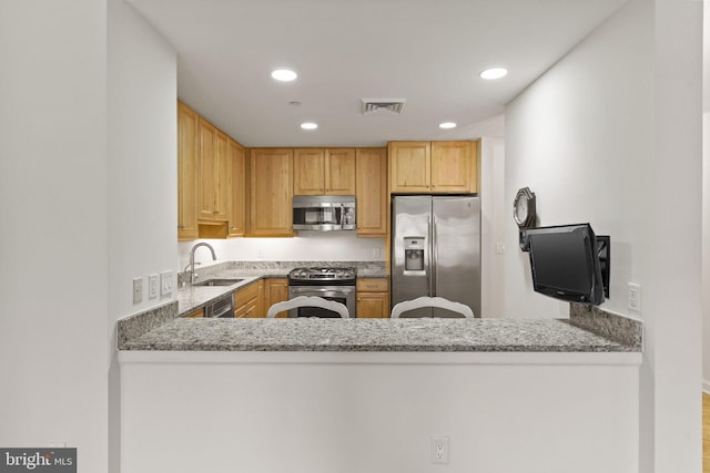 kitchen featuring visible vents, a sink, recessed lighting, appliances with stainless steel finishes, and a peninsula