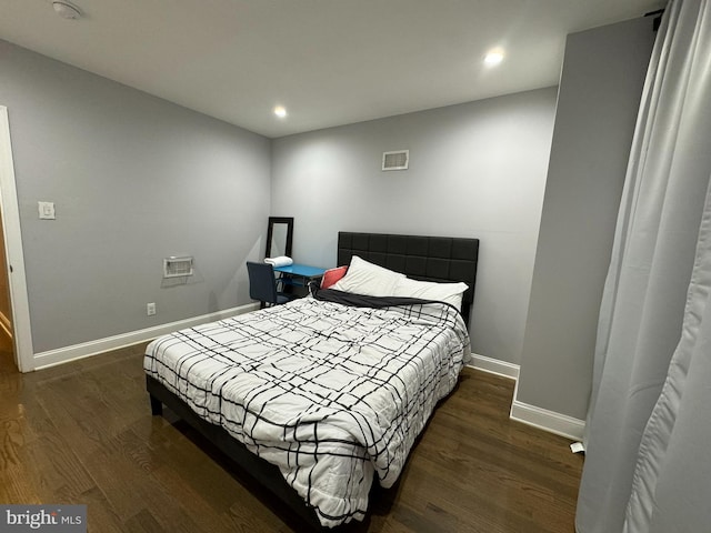 bedroom with dark wood-type flooring, recessed lighting, visible vents, and baseboards