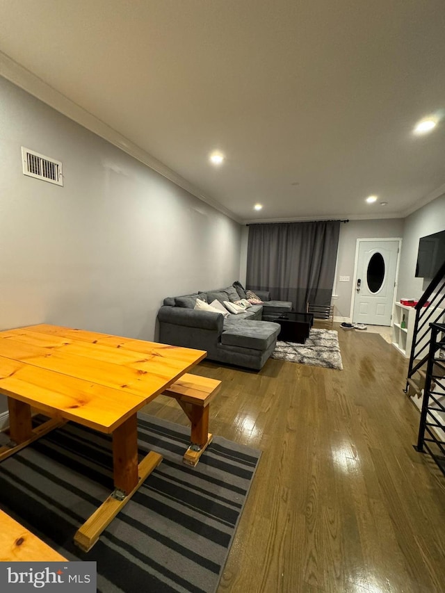 living room featuring dark wood-style flooring, crown molding, recessed lighting, visible vents, and baseboards