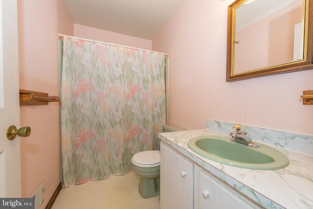full bath with toilet, vanity, a shower with shower curtain, and visible vents