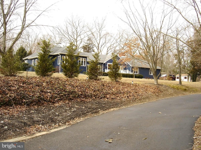 ranch-style house featuring a residential view